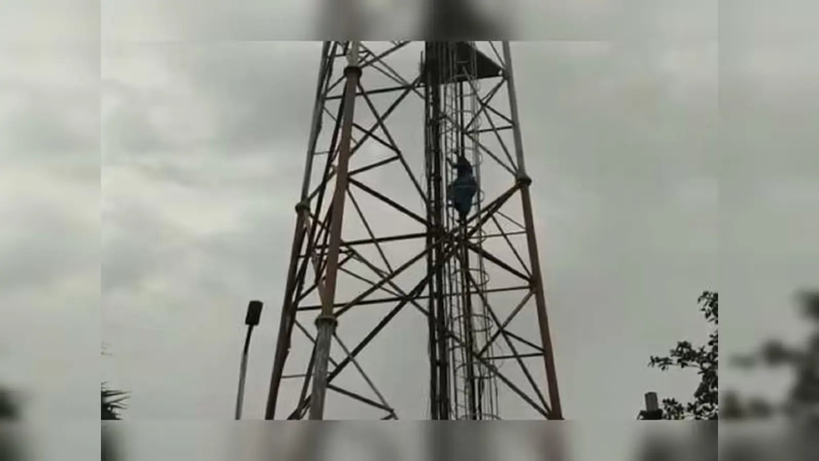 పెళ్లి కోసం సెల్ టవర్‌ నుంచి పడి యువకుడు మృతి!