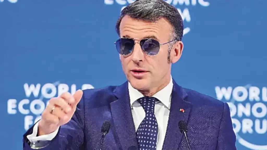 French: అధ్యక్షుడు మెక్రాన్ ‘దురంధర్’ స్టెప్పులు