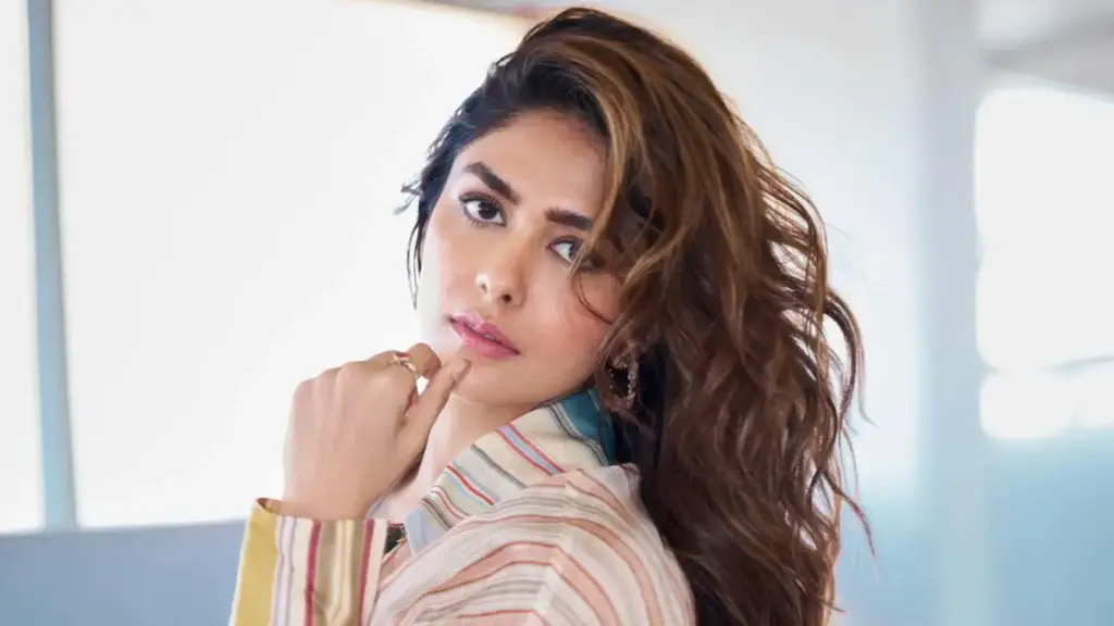 Mrunal Thakur: రూమర్స్‌ను పట్టించుకుంటే కెరీర్‌పై ఫోకస్ చేయలేను