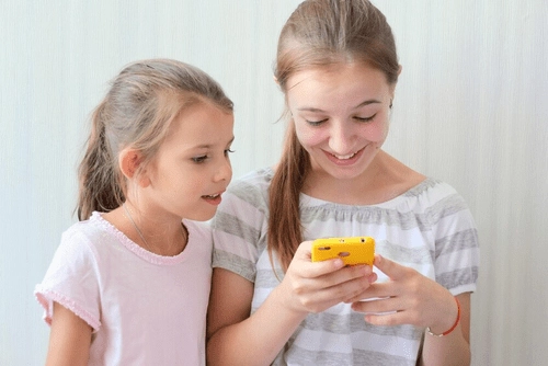 Child Development: మొబైల్, టీవీ మోజుతో పిల్లల బాల్యం మసకబారుతోంది