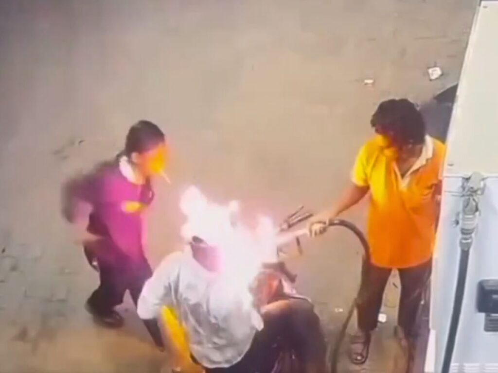 Petrol pump fire : సిగరెట్ వివాదం, పెట్రోల్ బంక్ వద్ద లైటర్ విసిరి మంటలు