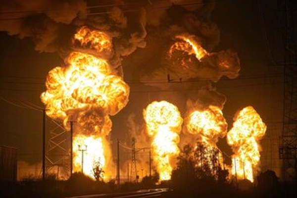 China: బాణసంచా దుకాణాల్లో వరుస పేలుళ్లు.. 12 మంది మృతి