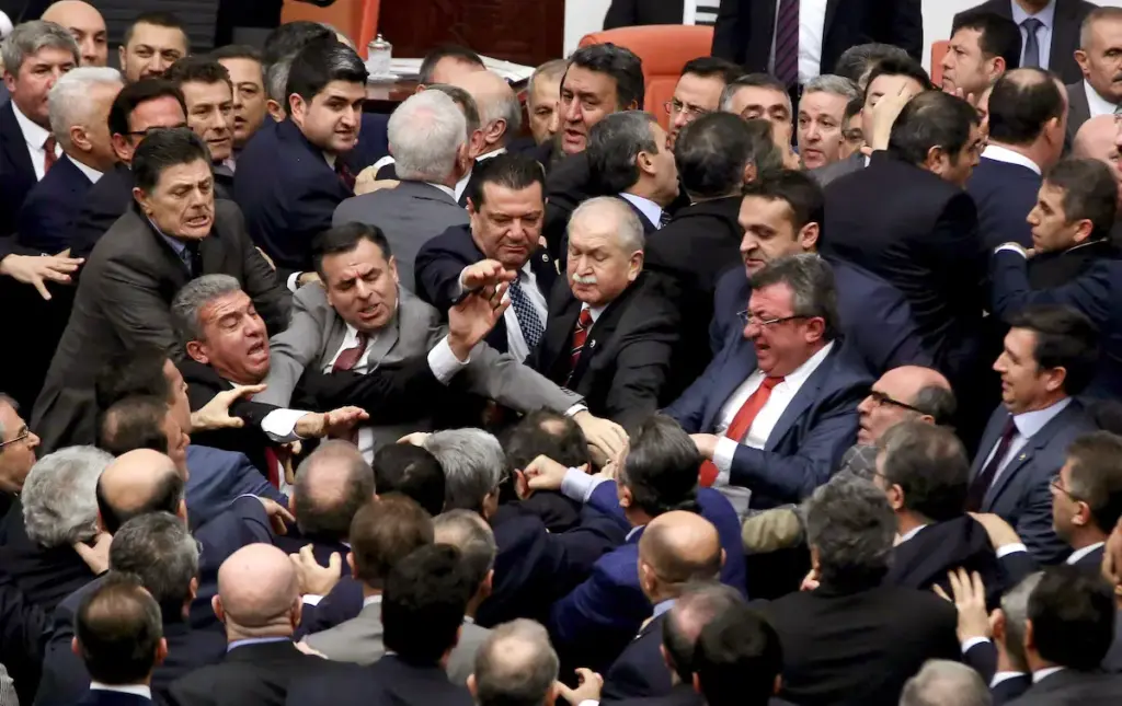 Turkey: పొట్టు పొట్టుగా కొట్టుకున్న పార్ల‌మెంట్‌ నేత‌లు