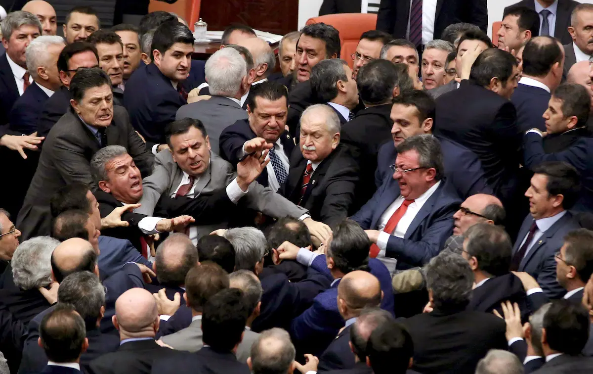 పొట్టు పొట్టుగా కొట్టుకున్న పార్ల‌మెంట్‌ నేత‌లు