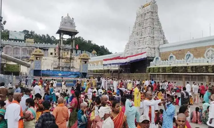 Tirumala Darshan Update: తిరుమలలో భారీగా కొనసాగుతున్న భక్తుల రద్దీ