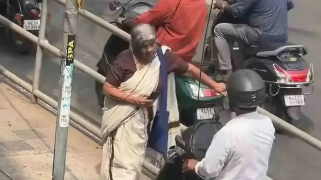 Kerala: ఫుట్‌పాత్ మీదకు బండేసుకొచ్చిన వ్యక్తికి బామ్మ గుణపాఠం