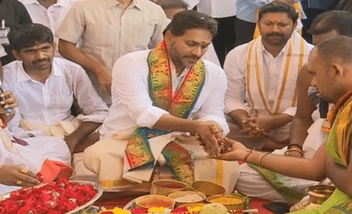 Jagan performs special pujas at Nandipalli Nandeeshwara Temple