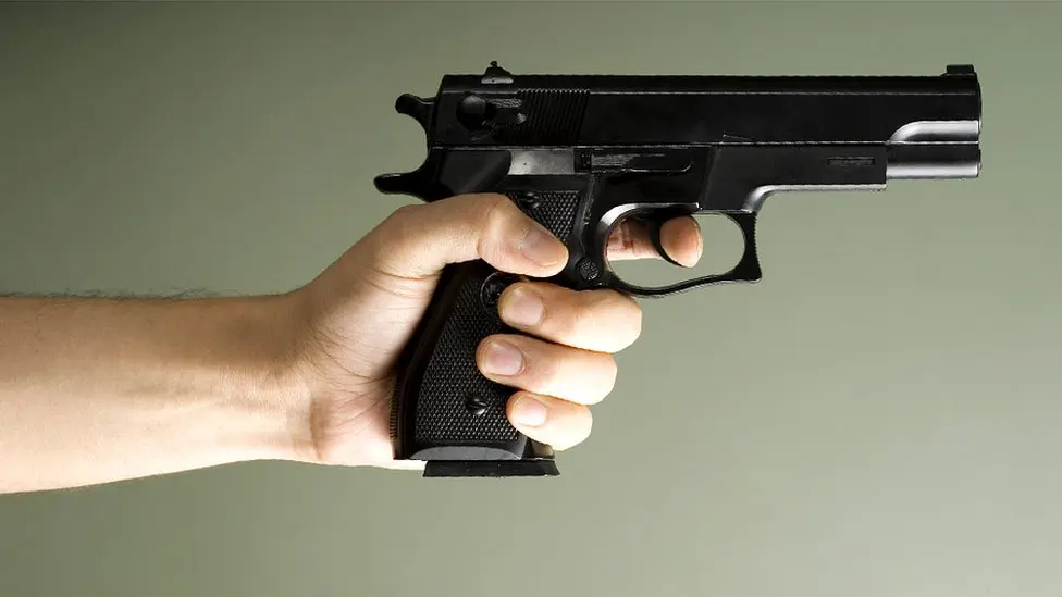 Vijayawada Crime: పోలీసులపై కాల్పులకు దుండగుడి యత్నం