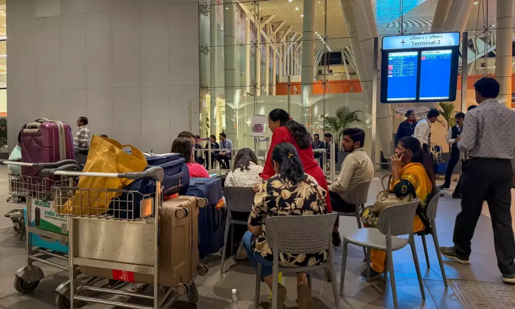 Shamshabad Airport: యుద్ధం ఎఫెక్ట్.. శంషాబాద్ ఎయిర్‌పోర్ట్‌లో విమాన సర్వీసులు రద్దు