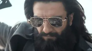 వృద్ధ అభిమానిని చూసి చలించిన రణవీర్.. పాదాలకు నమస్కారం