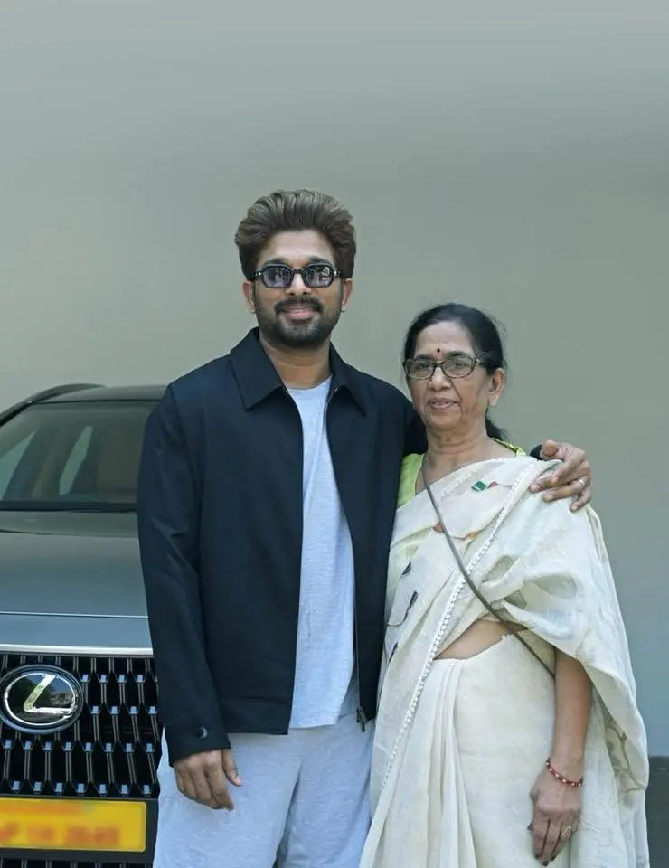 Allu Arjun: మహిళా దినోత్సవం వేళ అమ్మకు ఖరీదైన కానుక