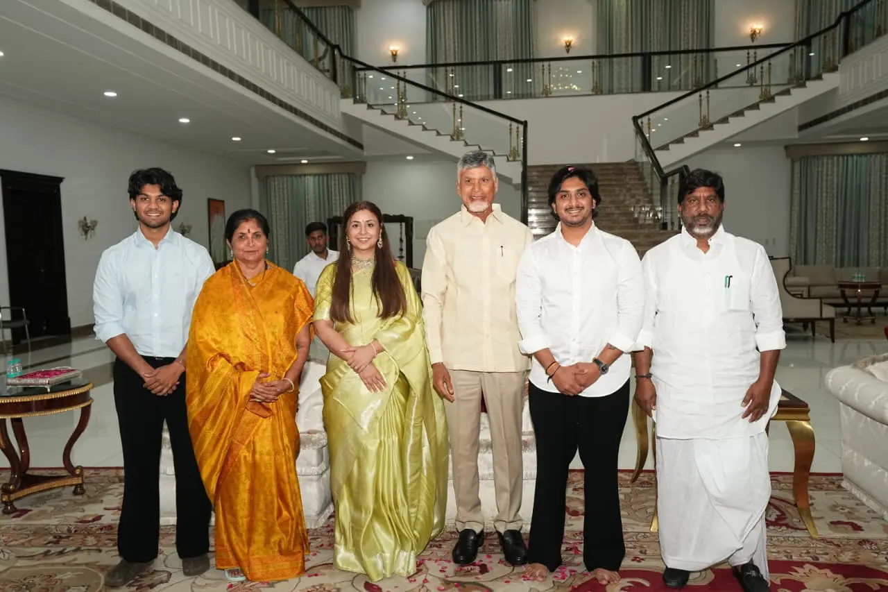 భట్టి విక్రమార్క నివాసానికి చంద్రబాబు: నూతన వధూవరులకు ఆశీస్సులు