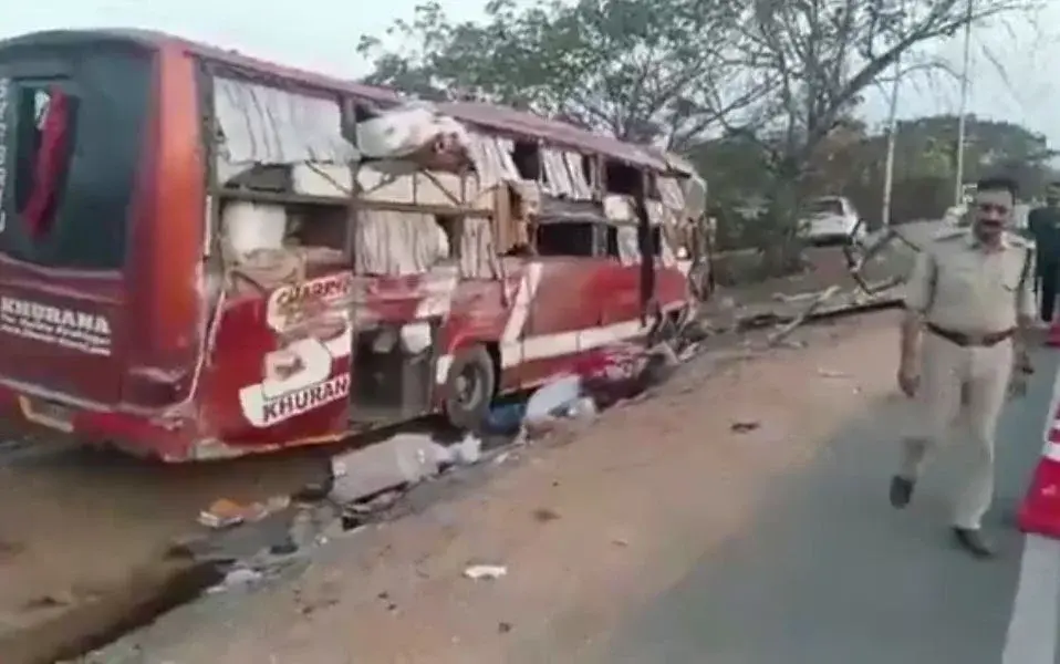 Nizamabad: ఇందల్వాయిలో ప్రైవేటు బస్సు బోల్తా.. నలుగురి దుర్మరణం