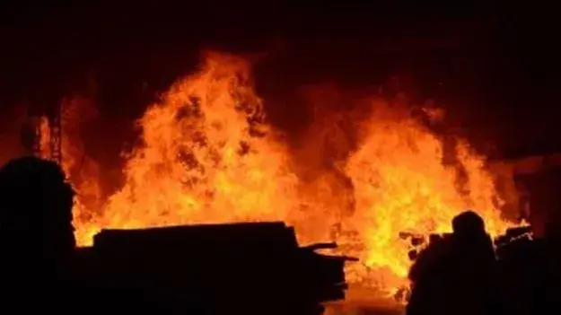 Kurnool fire accident: కూలర్ల గోదాంలో పేలిన సిలిండర్లు.. ఎగిసిపడిన మంటలు