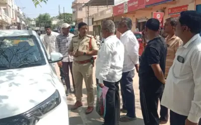 Nizamabad robbery: క్షణాల్లో కారు అద్దాలు పగలగొట్టి రూ. 3 లక్షలు దోపిడీ