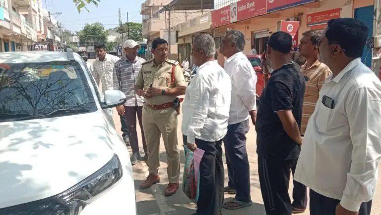 Nizamabad robbery: క్షణాల్లో కారు అద్దాలు పగలగొట్టి రూ. 3 లక్షలు దోపిడీ