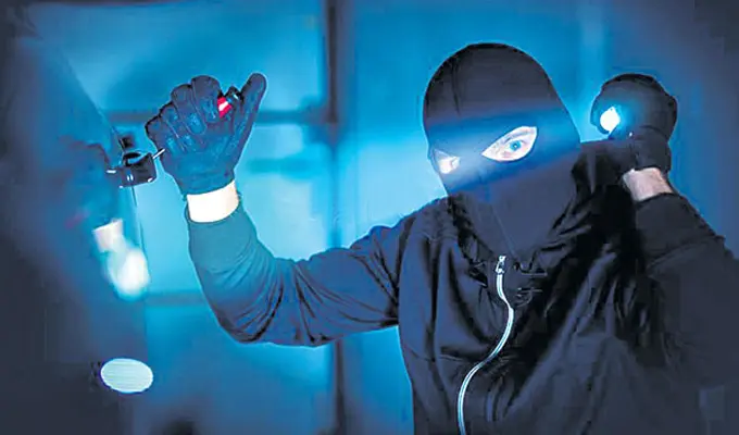 Cheriyala Mobile Shop Theft: చేర్యాలలోని మొబైల్ షాప్ లో చోరీ