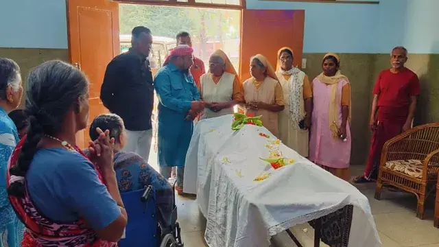 Andhra Pradesh: నాన్న అంత్యక్రియలు చేయని కూతుళ్లు.. వృద్ధాశ్రమంలోనే ఖననం