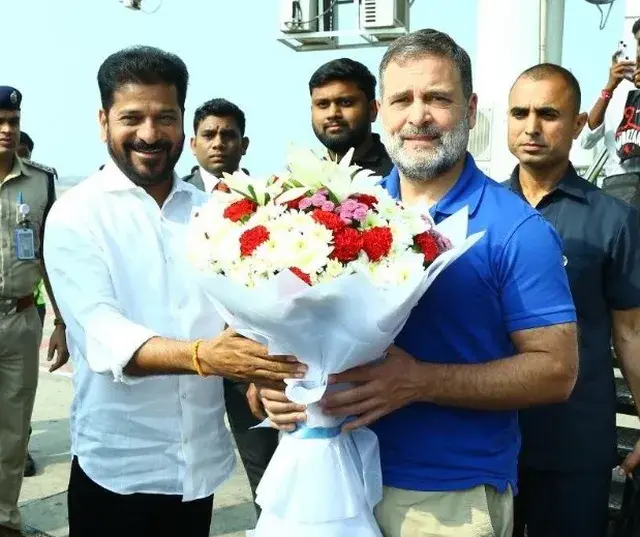 Rahul Gandhi: హైదరాబాద్ ఎయిర్‌పోర్టుకు చేరుకున్న రాహుల్ గాంధీ