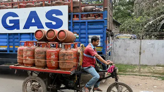LPG Crisis: ఐటీ ఉద్యోగులకు ఎల్పీజీ సెగ