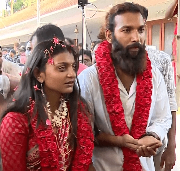 Kumbh Mela Monalisa: మోసాలిసా పెళ్లి పై  డైరెక్టర్ సనోజ్ మిశ్రా సంచలన వ్యాఖ్యలు