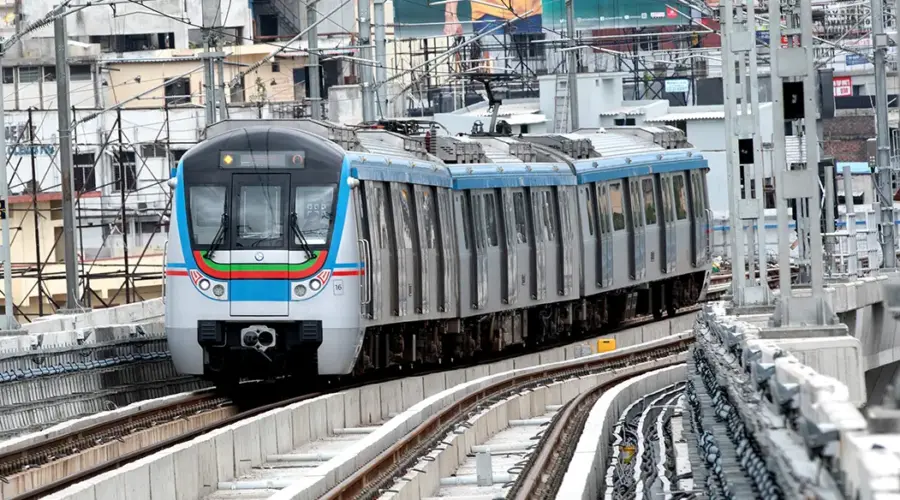 Hyderabad Metro Updates: హైదరాబాద్ మెట్రోలో సాంకేతిక లోపం: బ్లూ లైన్ మార్గంలో నిలిచిన సర్వీసులు