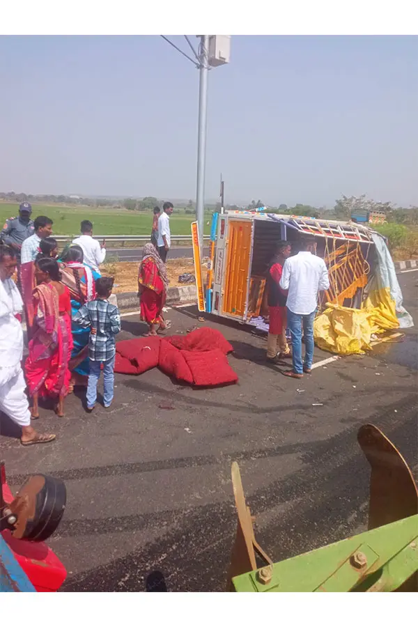 Nirmal Road Accident: పెళ్లి వాహనం బోల్తాపడి ఇద్దరు మృతి