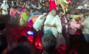 తోపులాట జరిగి నిప్పుల గుండంలో పడ్డ భక్తులు