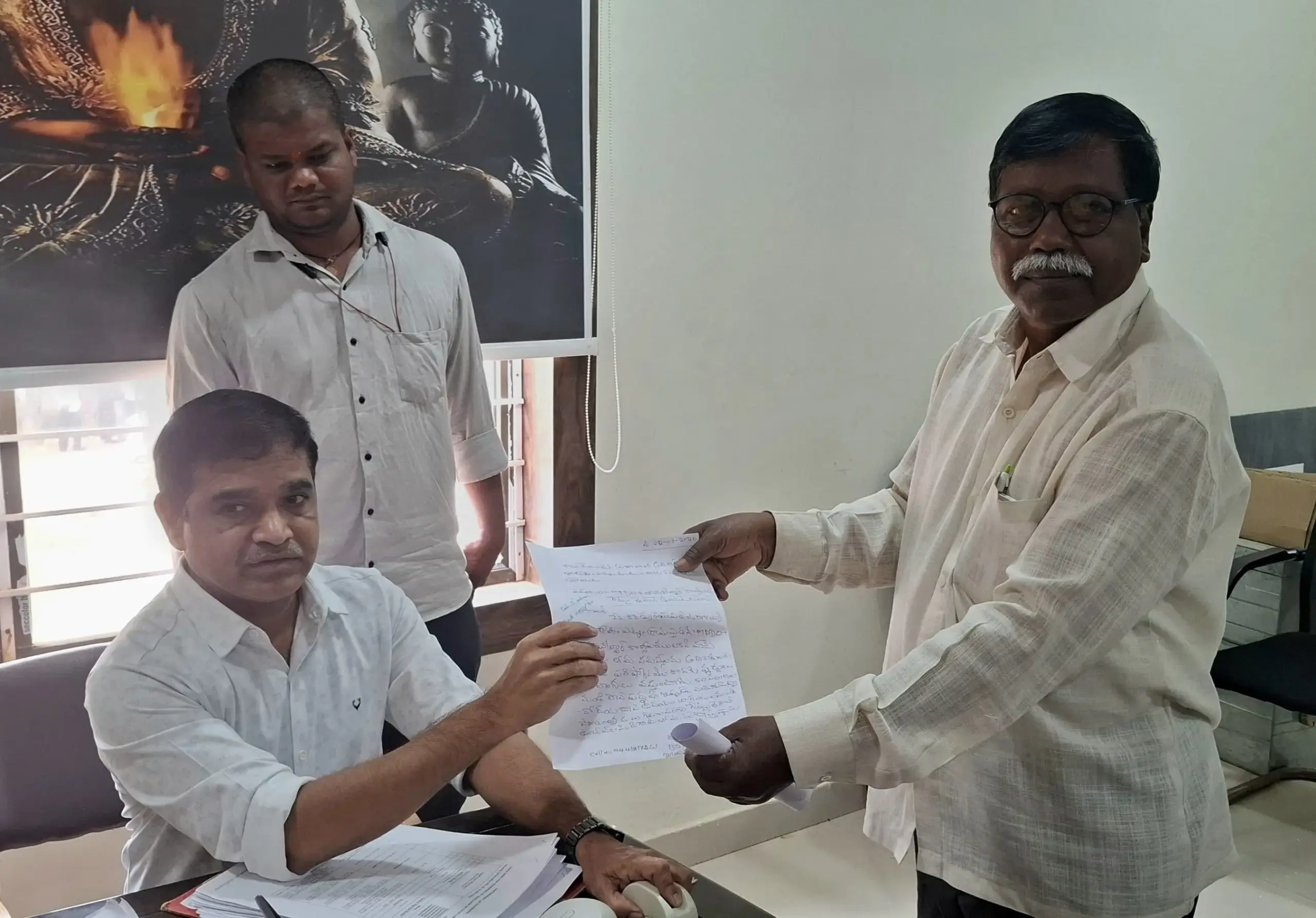 మాపైనే వార్తా రాస్తావా..రిపోర్టర్ కి ఎంపీఓ ఉషాకిరణ్ బెదిరింపులు