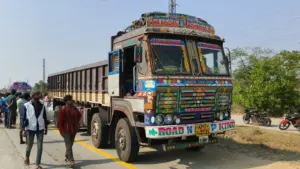 కంటైనర్‌ లారీని ఢీకొట్టిన కారు.. 5గురు దుర్మరణం