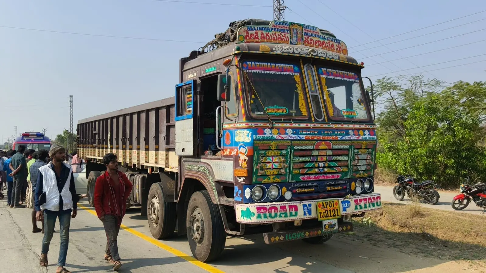 కంటైనర్‌ లారీని ఢీకొట్టిన కారు.. 5గురు దుర్మరణం