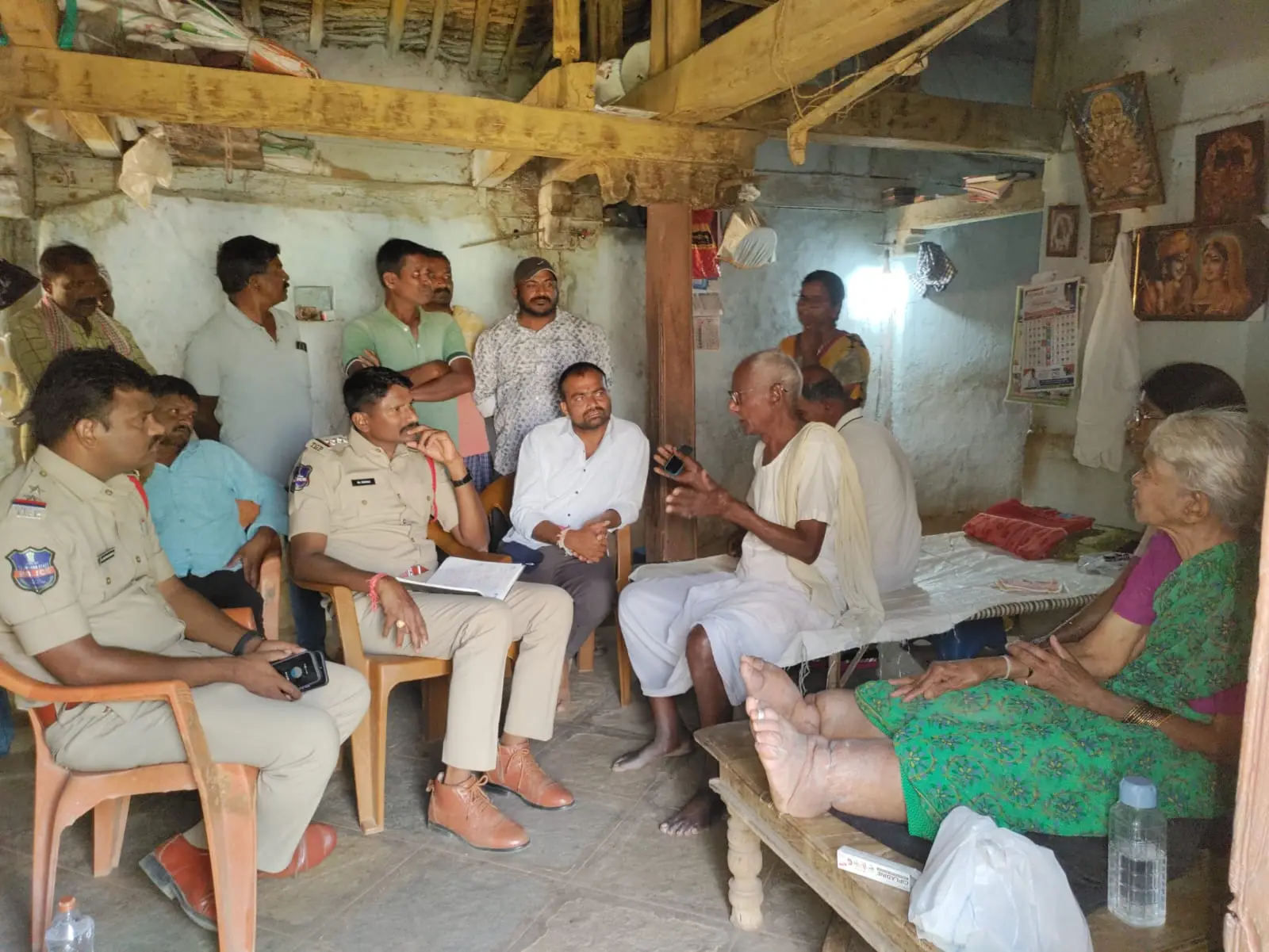 Siddipet: వృద్ధాప్యంలో కన్నతండ్రిని వేధిస్తున్న కొడుకులు.. కేసు నమోదు చేసిన పోలీసులు