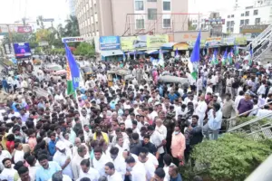 అంబేద్క‌ర్ విగ్ర‌హం ఎదుట వైసీపీ శాంతియుత నిర‌స‌న‌