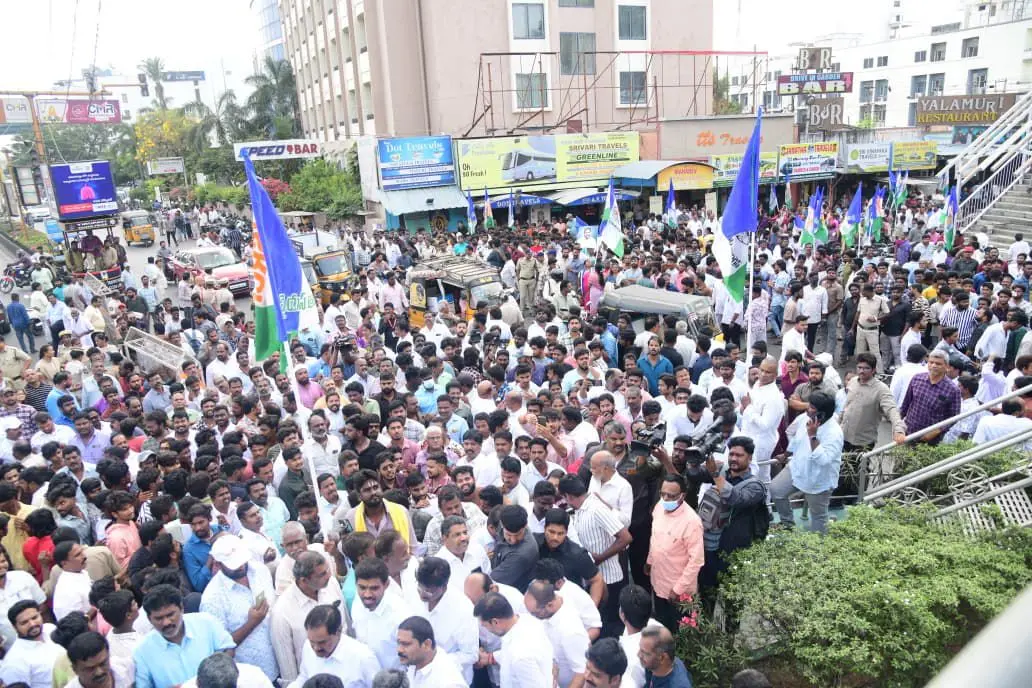 అంబేద్క‌ర్ విగ్ర‌హం ఎదుట వైసీపీ శాంతియుత నిర‌స‌న‌