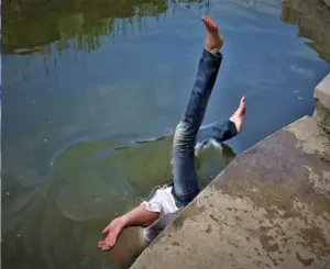 ఈతకు వెళ్లి నీటి కుంటలో పడి ఆర్మీ జవాన్ మృతి