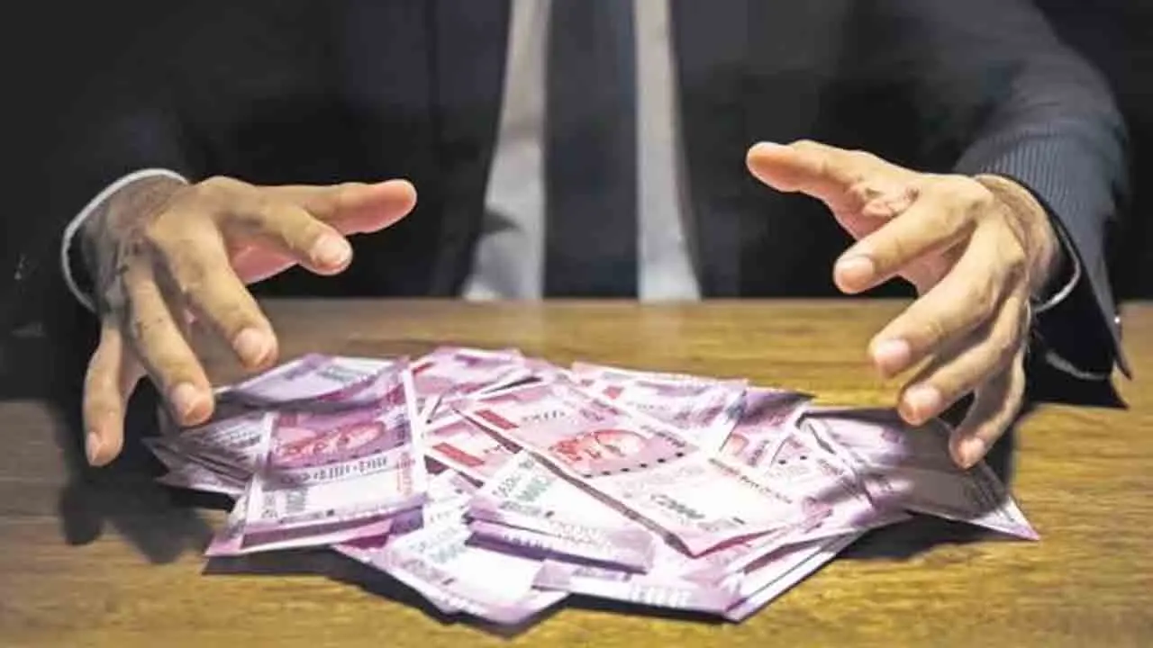 లంచం తీసుకుంటూ దొరికిన సైబర్‌క్రైమ్ ఎస్సైలు