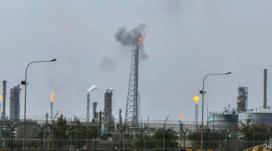 Iran attacks Kuwait: కువైట్ ఆయిల్ రిఫైనరీపై ఇరాన్ డ్రోన్ దాడులు