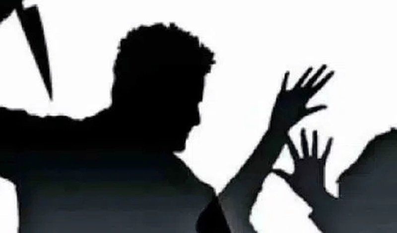 ఏలూరులో ఘోరం: భార్య గొంతు కోసి పరారైన కిరాతక భర్త!