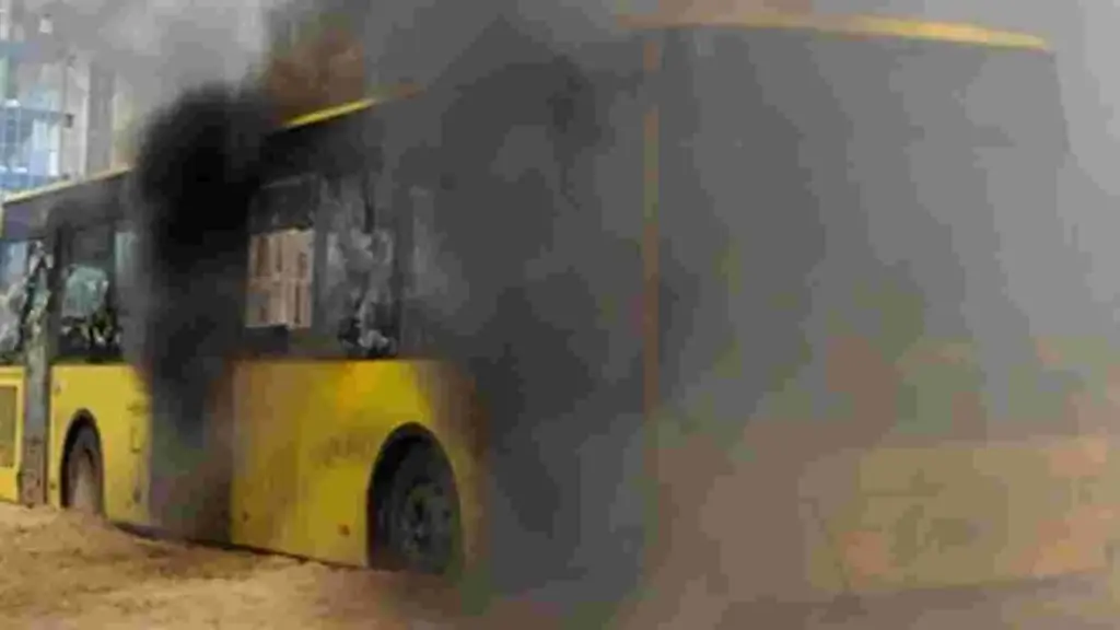 Kaveri Travels bus incident : ట్రావెల్స్ బస్సులో పొగలు, భయంతో పరుగులు తీసిన ప్రయాణికులు