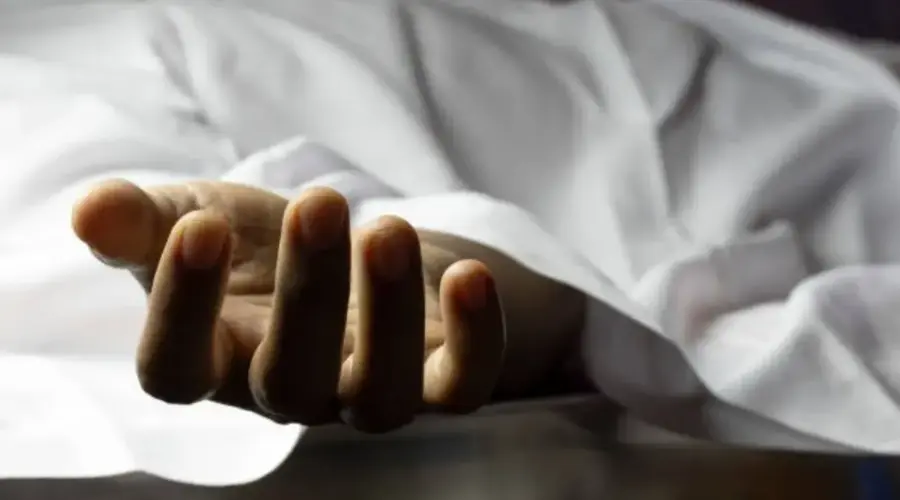 బాల్కనీ స్లాబ్ కూలి తండ్రీకొడుకుల మృతి