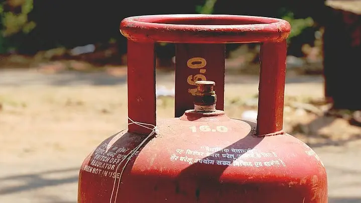 ద్వారకా తిరుమలలో గ్యాస్ సిలిండర్ మాయం