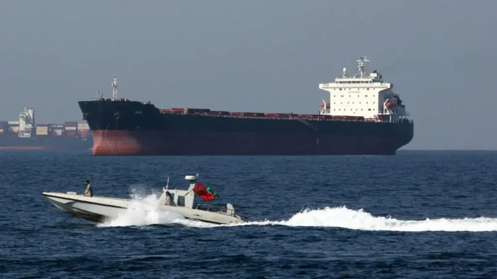 Hormuz Strait: హర్మూజ్‌ జలసంధి సమీపంలో యూఎస్ దాడులు