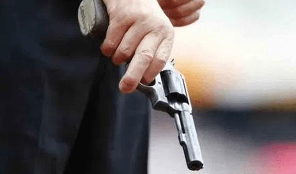 Guntakal: రైలులో సీటు కోసం రిటైర్డ్ అధికారి రివాల్వర్‌తో ప్రయాణికులకు బెదిరింపులు..