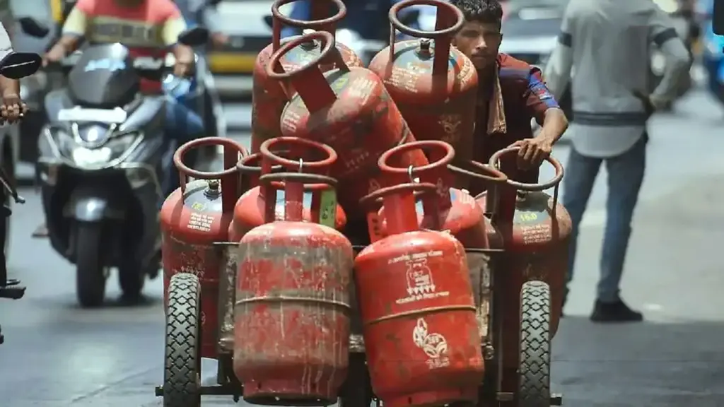 Gas Cylinder Price Hike: ఇరాన్-ఇజ్రాయెల్ యుద్ధం.. గ్యాస్ ధరలు పెరిగే ఛాన్స్!