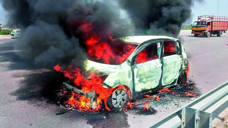 Sangareddy Car Fire Accident: Car caught fire on the highway.. Passengers escaped unhurt!