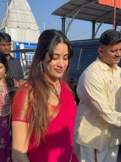 Janhvi Kapoor at Tirumala: తిరుమల శ్రీవారిని దర్శించుకున్న నటి జాన్వీ క‌పూర్