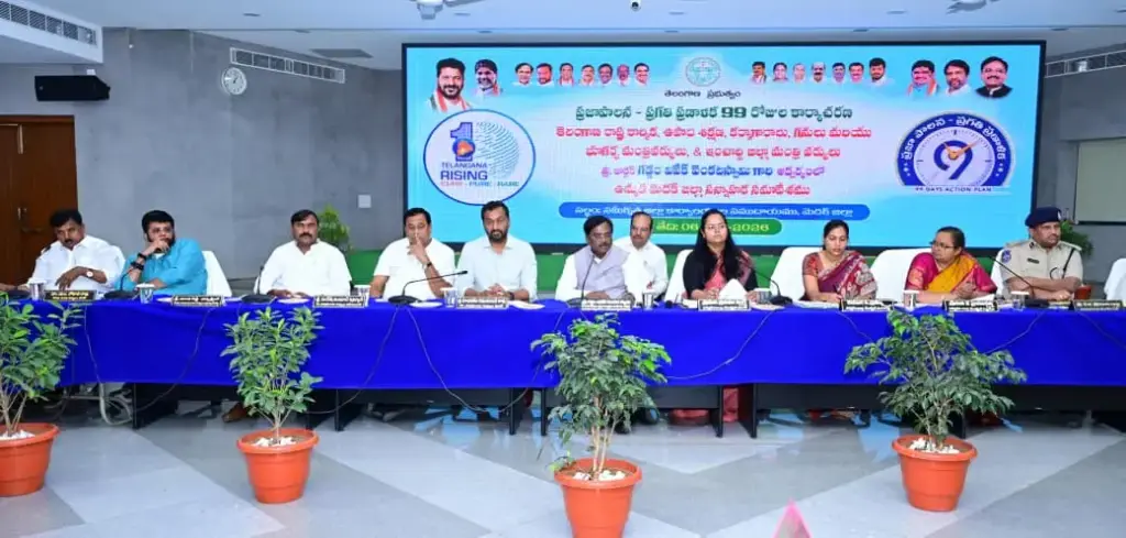 Medak District Development Review: అధికారులంతా ప్రజలతో మమేకం కావాలి.. మంత్రి వివేక్