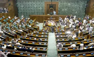 ప్రజాస్వామ్యాన్ని ఖూనీ చేస్తున్నారంటూ ఎంపీల ధర్నా!