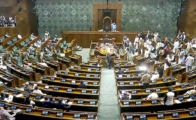 Union Budget 2nd phase:ప్రజాస్వామ్యాన్ని ఖూనీ చేస్తున్నారంటూ ఎంపీల ధర్నా!