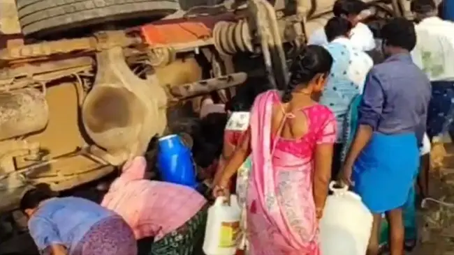 నెయ్యి ట్యాంకర్ బోల్తా.. బిందెలతో ఎగబడ్డ జనం!